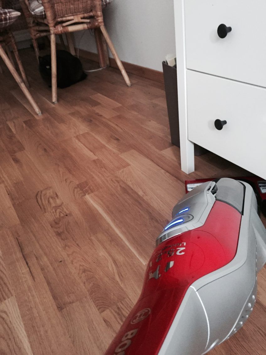 Odkurzanie pod komodą