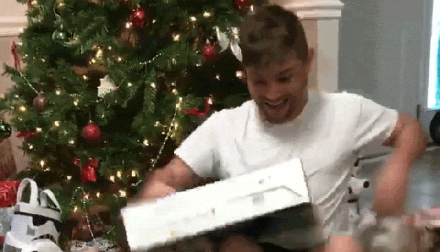 kot atakuje mężczyznę